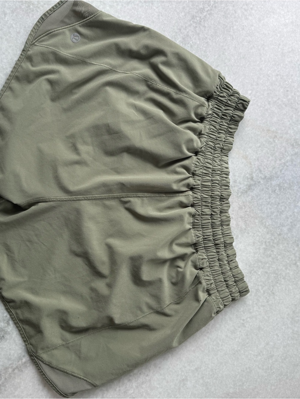 lululemon athletica Women's Hotty Hot High-Rise Lined Shorts 4’’ in Green Twill - Picture 2 of 3